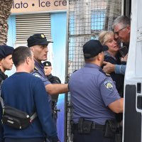Policija intervenirala pri uklanjanju bespravnog kioska na rivi