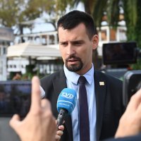 Policija intervenirala pri uklanjanju bespravnog kioska na rivi