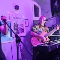 Reporter RTL-a Ivan Žada i klavijaturist Hladnog piva i šansonjer Milko Kiš