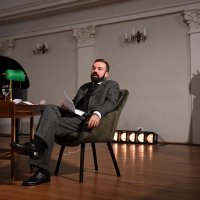 Ozren Grabarić u ulozi Krleže na sceni HGZ-a