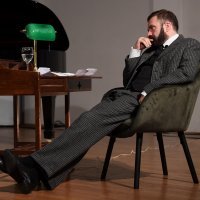 Ozren Grabarić u ulozi Krleže na sceni HGZ-a