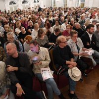 Ozren Grabarić u ulozi Krleže na sceni HGZ-a