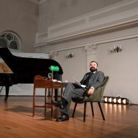 Ozren Grabarić u ulozi Krleže na sceni HGZ-a