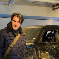 Autor teksta uz razbijeni Land Rover iz filma 'Za smrt nema vremena'