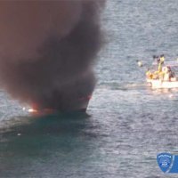 Pomorski policajci spasili posadu s goruće ribarice