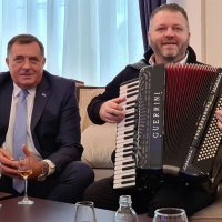 Milorad Dodik u ured doveo harmonikaša