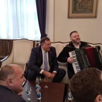 Milorad Dodik u ured doveo harmonikaša