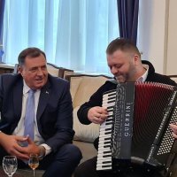 Milorad Dodik u ured doveo harmonikaša