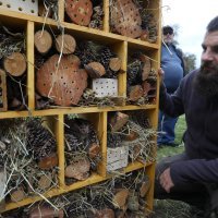 Postavljen je prvi karlovački hotel za pčele koji su izradili učenici Šumarske škole