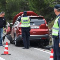 Jedna osoba smrtno je strada u sudaru dvaju automobila i motocikla