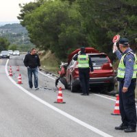 Jedna osoba smrtno je strada u sudaru dvaju automobila i motocikla