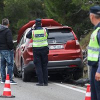 Jedna osoba smrtno je strada u sudaru dvaju automobila i motocikla