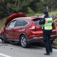 Jedna osoba smrtno je strada u sudaru dvaju automobila i motocikla