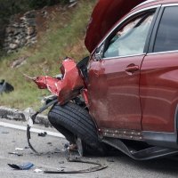 Jedna osoba smrtno je strada u sudaru dvaju automobila i motocikla