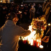 Bdijenje uz svijeće u Burbanku za preminulu snimateljicu Halynu Hutchins