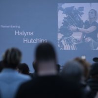 Bdijenje uz svijeće u Burbanku za preminulu snimateljicu Halynu Hutchins