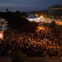 Bdijenje uz svijeće u Burbanku za preminulu snimateljicu Halynu Hutchins