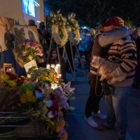 Bdijenje uz svijeće u Burbanku za preminulu snimateljicu Halynu Hutchins