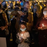 Bdijenje uz svijeće u Burbanku za preminulu snimateljicu Halynu Hutchins