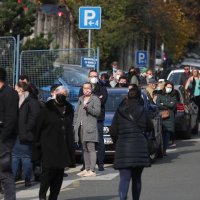 Građani satima čekaju testiranje na COVID-19 ispred bolnice Sestara milosrdnica