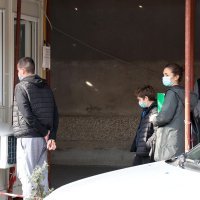 Građani satima čekaju testiranje na COVID-19 ispred bolnice Sestara milosrdnica