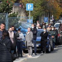 Građani satima čekaju testiranje na COVID-19 ispred bolnice Sestara milosrdnica