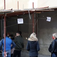 Građani satima čekaju testiranje na COVID-19 ispred bolnice Sestara milosrdnica