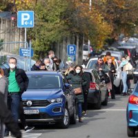 Građani satima čekaju testiranje na COVID-19 ispred bolnice Sestara milosrdnica