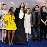 Shiloh Jolie-Pitt, Zahara Jolie-Pitt, Angelina Jolie, Vivienne Jolie-Pitt, Maddox Jolie-Pitt  i Knox Jolie-Pitt (2)