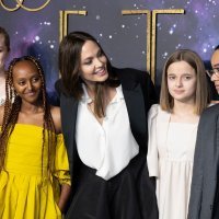 Shiloh Jolie-Pitt, Zahara Jolie-Pitt, Angelina Jolie, Vivienne Jolie-Pitt, Maddox Jolie-Pitt  i Knox Jolie-Pitt (3)