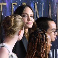 Shiloh Jolie-Pitt, Zahara Jolie-Pitt, Angelina Jolie, Vivienne Jolie-Pitt, Maddox Jolie-Pitt  i Knox Jolie-Pitt (4)