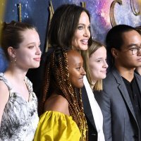 Shiloh Jolie-Pitt, Zahara Jolie-Pitt, Angelina Jolie, Vivienne Jolie-Pitt, Maddox Jolie-Pitt  i Knox Jolie-Pitt (5)