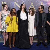 Shiloh Jolie-Pitt, Zahara Jolie-Pitt, Angelina Jolie, Vivienne Jolie-Pitt, Maddox Jolie-Pitt  i Knox Jolie-Pitt (7)