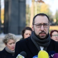 Tomašević položio vijence na Mirogoju