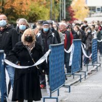 Gužva u novim paviljonima za cijepljenje protiv covida-19 na Zagrebačkom velesajam