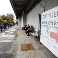 Gužva u novim paviljonima za cijepljenje protiv covida-19 na Zagrebačkom velesajam