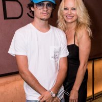 Pamela Anderson i Brandon Thomas Lee