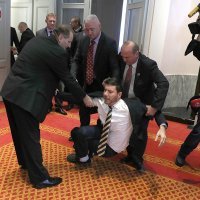 Saborska straža izbacila Ivana Pernara iz sabornice (4)