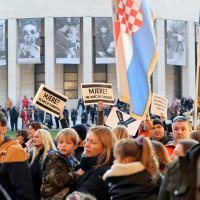 Policija osigurava prosvjed protiv covid potvrda