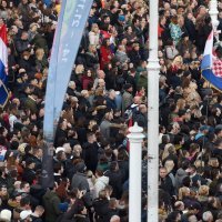 Prosvjednici protiv covid potvrda na Trgu bana Jelačića