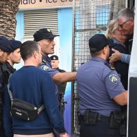 Split: Policijska intervencija prilikom uklanjanja kioska na Rivi 5. listopada