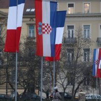 Francuske i Hrvatske zastave na Trgu kralja Tomislava povodom posjeta Emmanuela Macrona