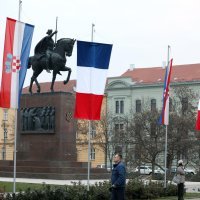 Francuske i Hrvatske zastave na Trgu kralja Tomislava povodom posjeta Emmanuela Macrona