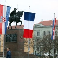 Francuske i Hrvatske zastave na Trgu kralja Tomislava povodom posjeta Emmanuela Macrona