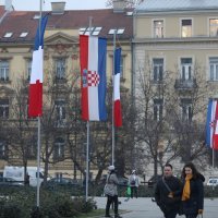 Francuske i Hrvatske zastave na Trgu kralja Tomislava povodom posjeta Emmanuela Macrona