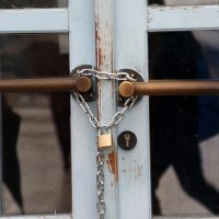 Šibenik: Prosvjednici zaključali Gradsku upravu lancem i lokotom