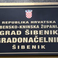 Šibenik: Prosvjednici zaključali Gradsku upravu lancem i lokotom
