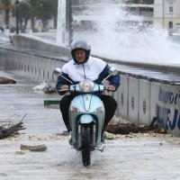 Jako jugo i veliki valovi u Splitu