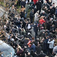 Tučnjava u Novom Sadu za vrijeme masovnog prosvjeda