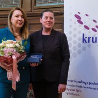 Dobitnica Eva Smokrović i Marijana Sumpor